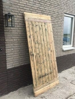zelf-een-houten-schuifdeur-maken-oude-schuurdeur-met-klassiek-railsysteem-van-loftdeur