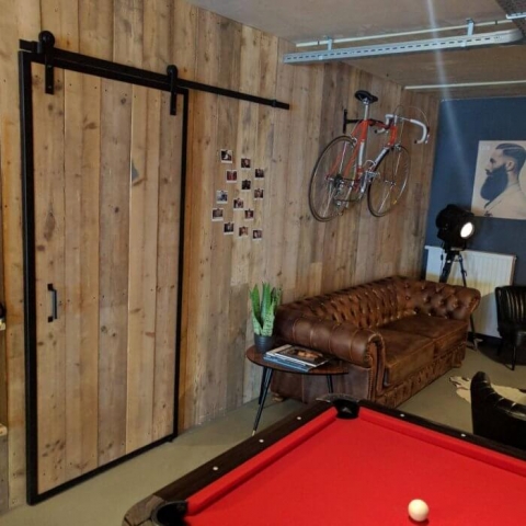 Stoere schuifdeur van steigerhout met staal