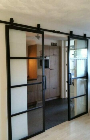 Stalen matzwarte schuifdeuren