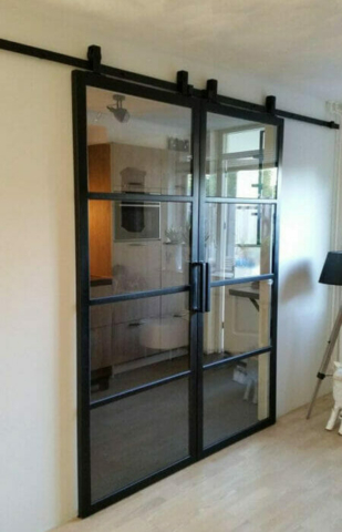 Stalen schuifdeuren en Suite met robuuste handgreep