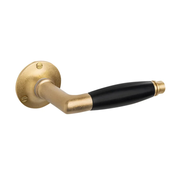 Geveerde deurklink jaren 30 model in messing getrommeld met rond rozet